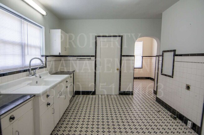 Photo - Spacious 4-Bedroom 2-Bathroom Home