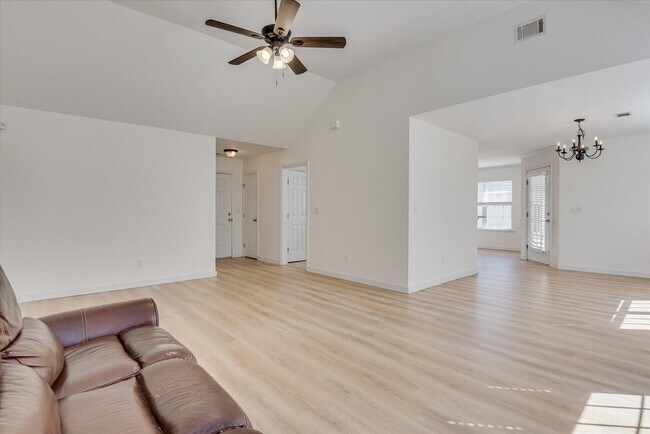 Photo - 909 Watsonia Dr