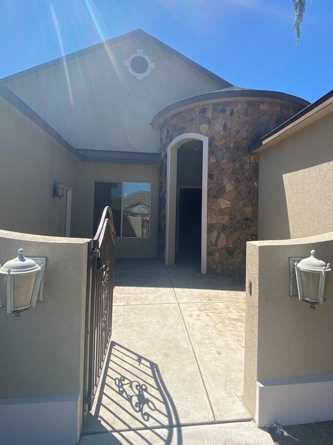 Photo - 433 Golden Dr