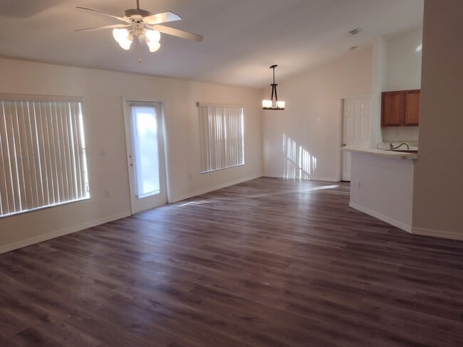 Building Photo - 1223 Persian Ave