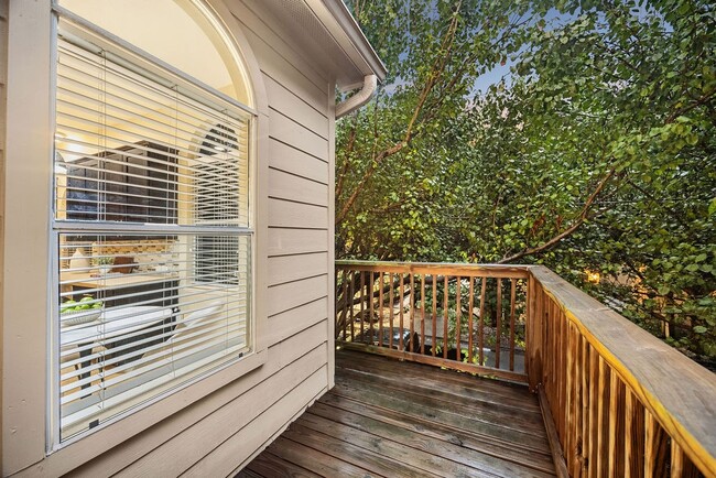 Building Photo - 5407 Lillian St