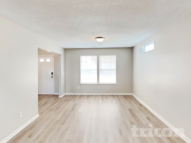 Photo - 204 Fox Grove Cir