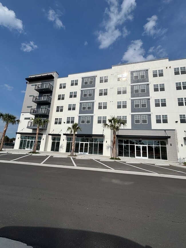 Photo - Modern 2 Bedroom + Den Condo Near The Mall at Millenia