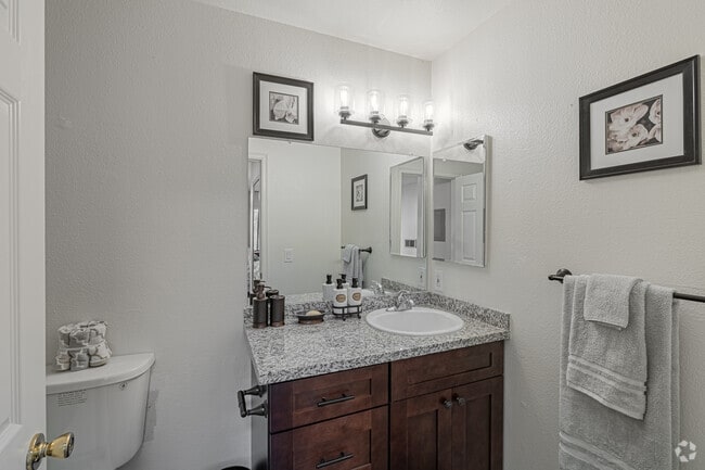 2BR, 2BA - 960SF - Bathroom