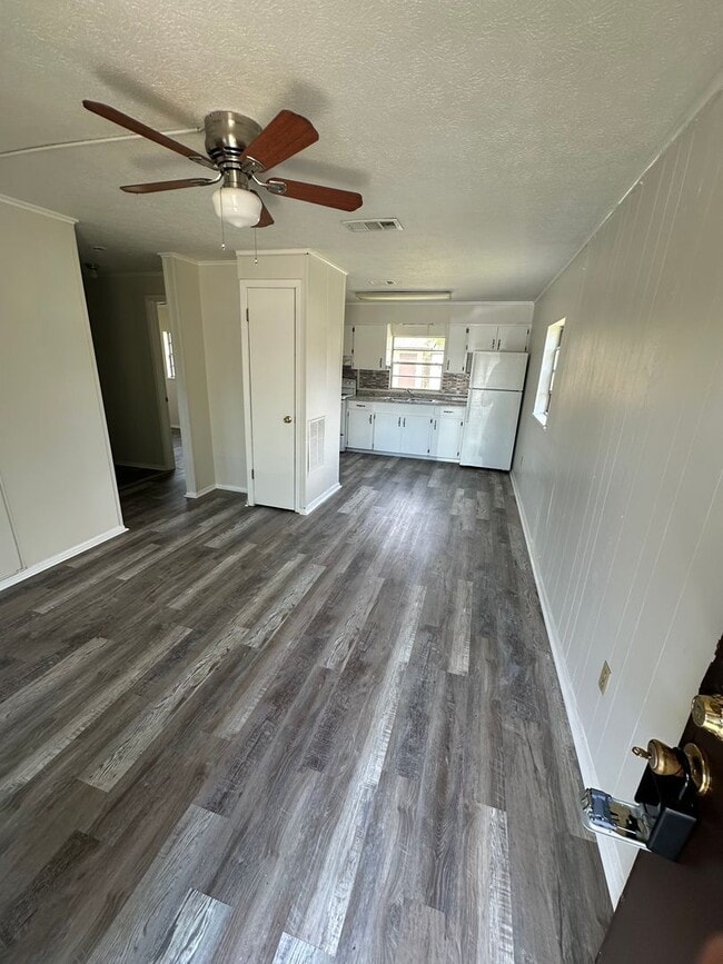 Building Photo - 108 N Anita Dr Unit 1