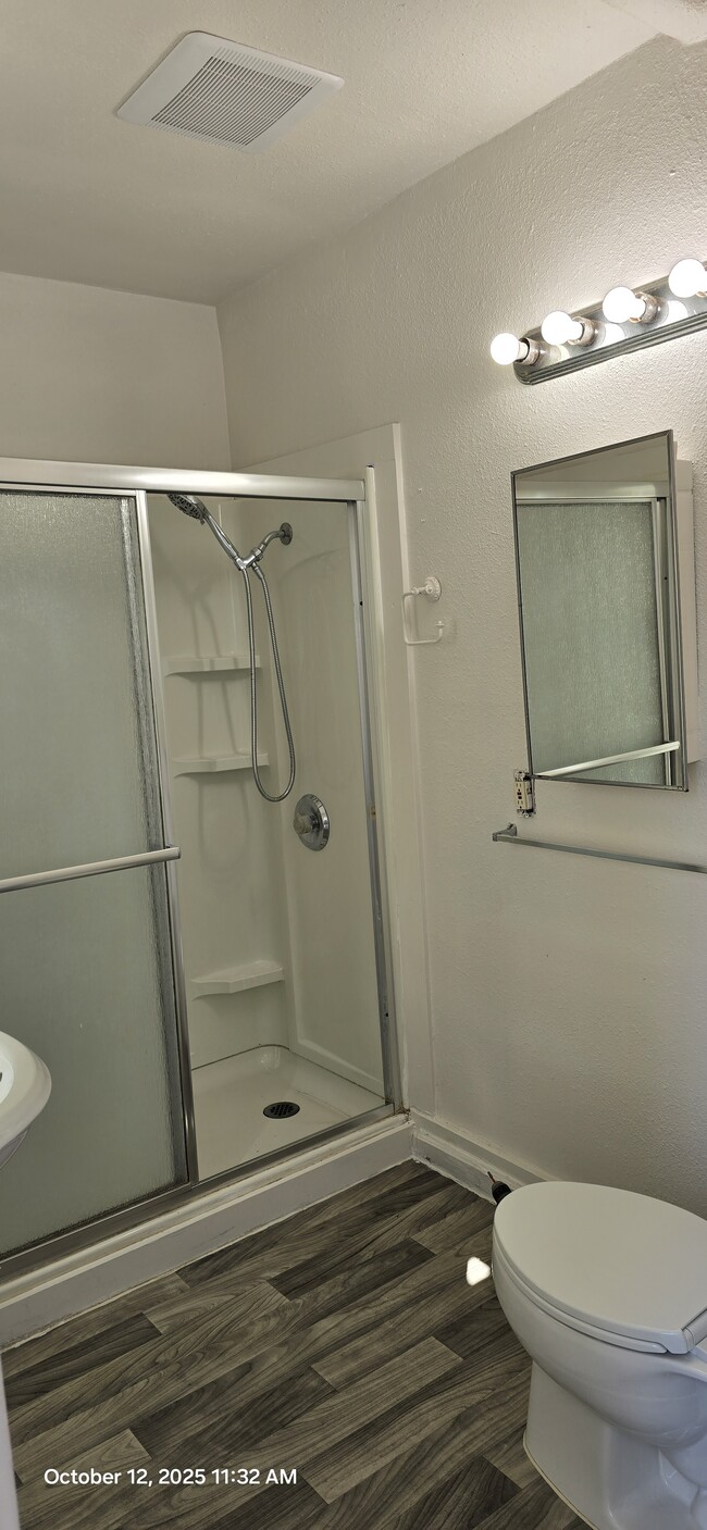 Building Photo - 437 W 9th St Unit #B