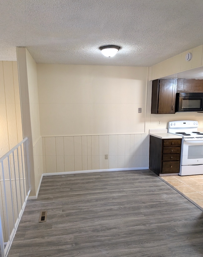 Building Photo - 2 Bed 1 Bath Apartment - New Floors - Attached Garage!