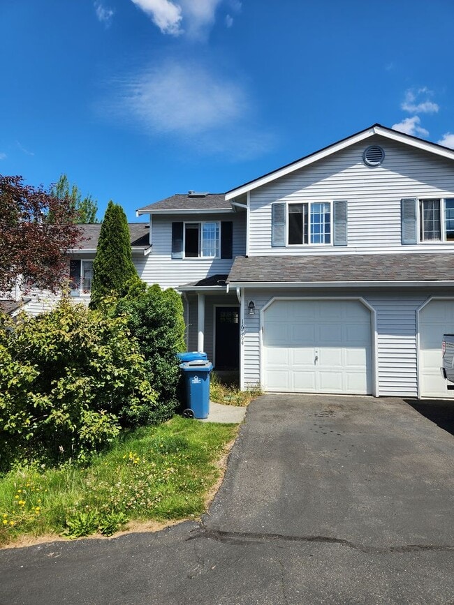 Building Photo - Beautiful 2 bed 2.5 bath Townhome Monroe $2595/mo