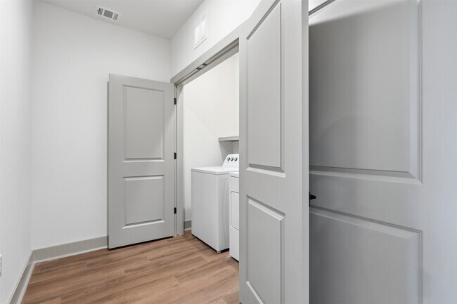 Building Photo - 1950 Winrock Blvd Unit b2