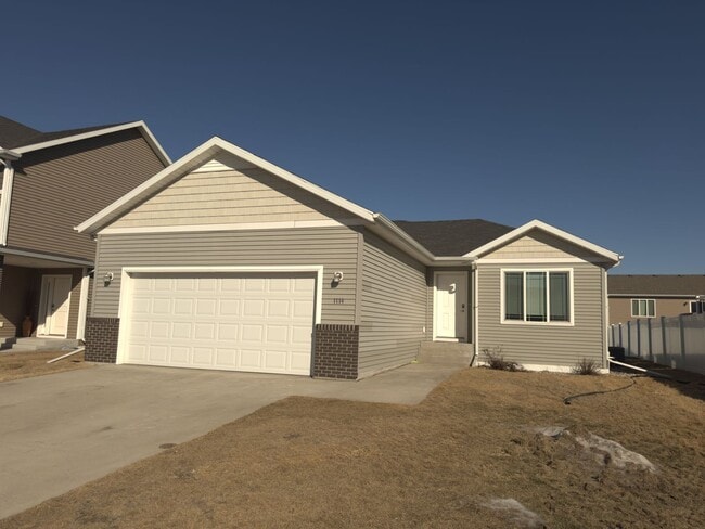 Building Photo - 4 Bed 3 Bath Single Family Home