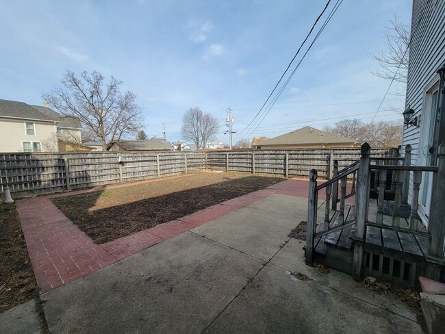 Building Photo - 321 W 5th St Unit 321 & 420-321