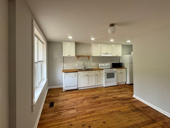 Building Photo - 1 Bedroom with water and electric included close to downtown Morganton! Unit Apt 1