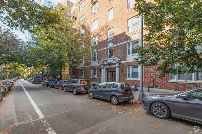 Alternate view - 225 Lincoln Pl