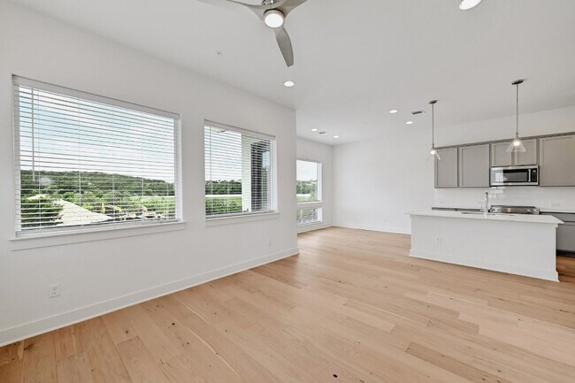 Photo - 2050 Lohmans Spur Rd Unidad 1802