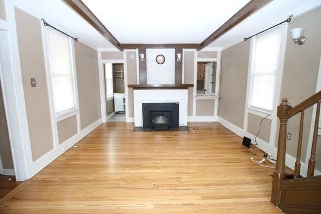 Building Photo - Adorable 3bdrm Downtown Bungalow Rental