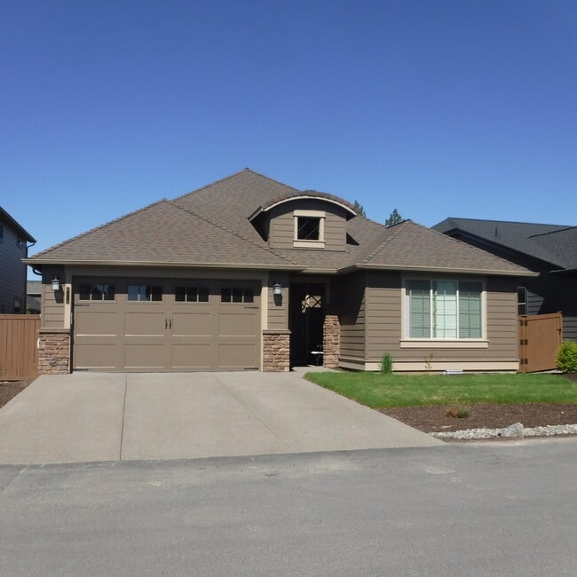 Building Photo - Beautiful 3 Bed/3 Bath Single Level Home i...