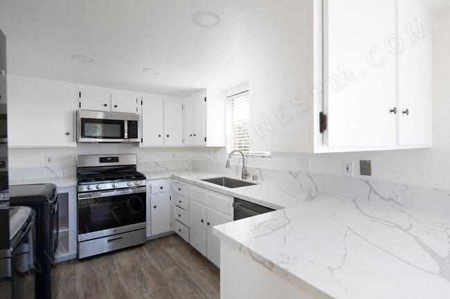 Building Photo - *OPEN HOUSE: 8/30 1-2PM* BEAUTIFUL Remodel... Unit 1015