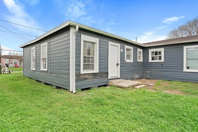 Building Photo - 1721 W 5th St