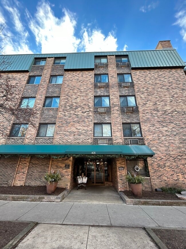 Building Photo - 401 W Webster Ave Unit 502