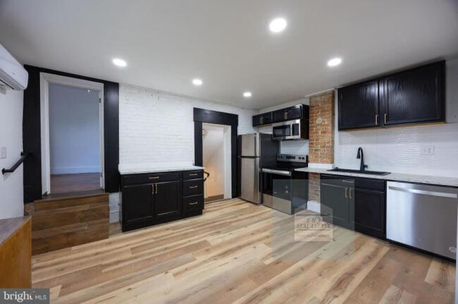 Building Photo - 209 E Martin St Unit Apt B