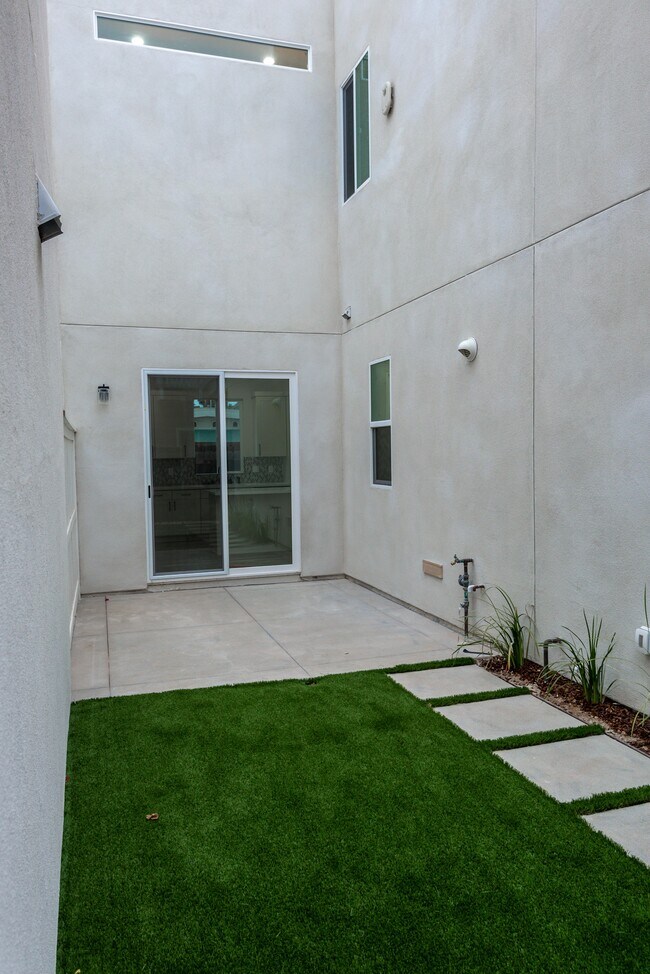 Side Patio - 154 Elder Ave