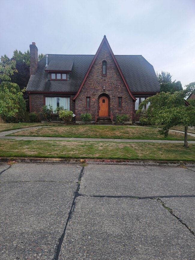 Building Photo - Gorgeous Tudor in Tacoma's North Slope Area