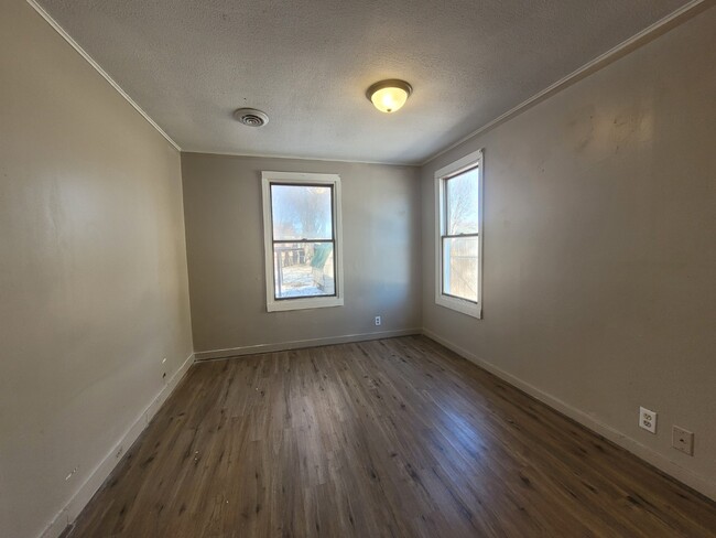 Photo - 404 E Phoenix Ave