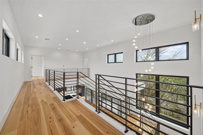 Photo - 200 Lake Hills Dr N