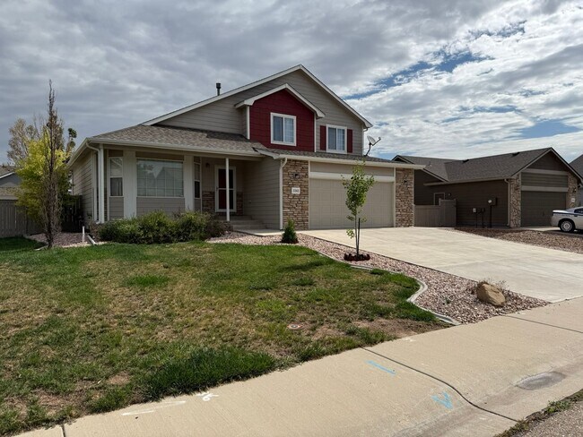 Spacious 5-Bedroom Home with Large Yard - Spacious 5-Bedroom Home with Large Yard