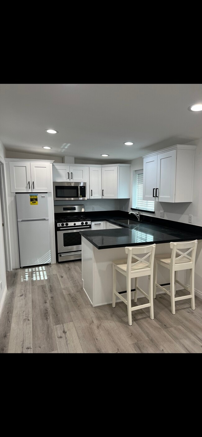 Building Photo - 10348 Petit Ave Rental