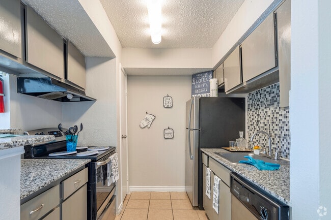 2BR, 2BA - 880SF