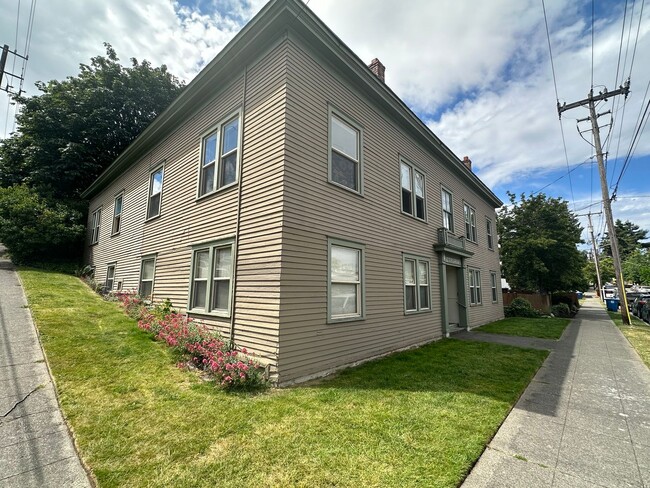 Building Photo - 69 Etruria St Unit E Rental