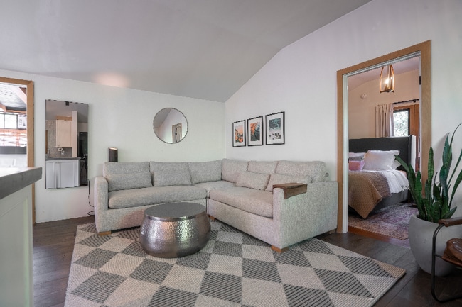 Photo - 617 Acacia Ln