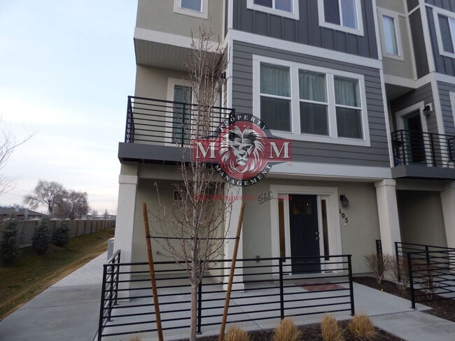 Great 3 Bd 2.5 Ba Townhome Rooftop Views - Great 3 Bd 2.5 Ba Townhome Rooftop Views