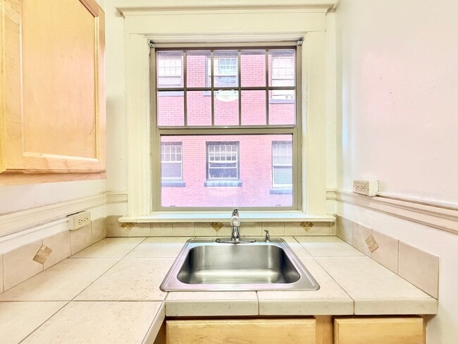 Photo - Charming 2nd Floor 1-Bed Condo in Ideal Nob Hill Location, W/S/G Included Unidad 203