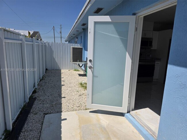 Photo - 965 NW 10th St