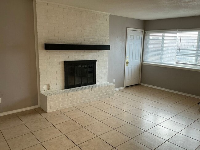 Photo - Updated and ready for move in! Close to OU campus! Community Pool, fenced in courtyard! 3 bathro...