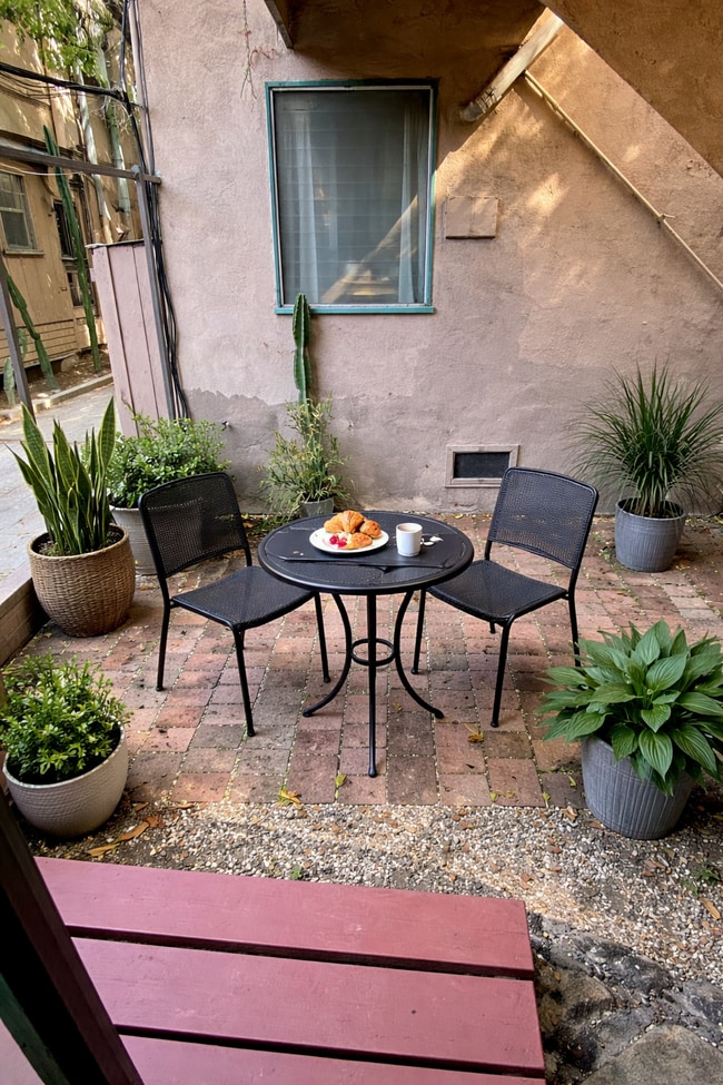 Building Photo - 7270 1/2 Fountain Ave Unit 7270 1/2