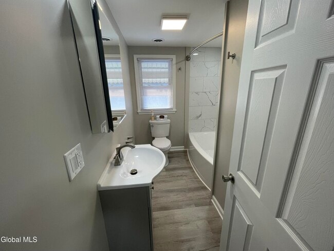 Photo - 28 Leversee Ave Unidad 1