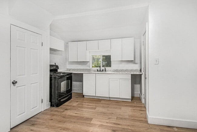 Photo - 517 Regent St