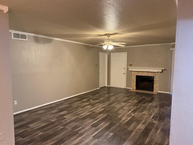 Building Photo - 9797 Leawood Blvd Unit 1101