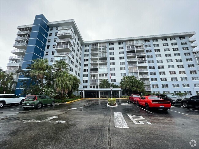 Building Photo - 4200 Hillcrest Dr Unit 900 Rental