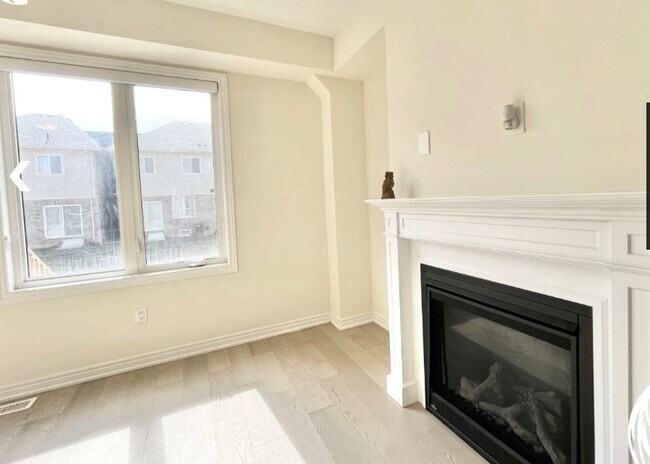 Photo - HAMILTON – BEAUTIFUL TOWNHOUSE – 3 BEDROOMS – 3 BATHROOMS – 3 PARKINGS – $2,695.00 – ONLY