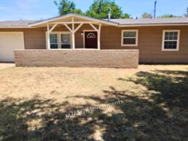 Building Photo - Remodeled 3 Bed / 1.5 Bath with Large Fenced Yard in Lawton