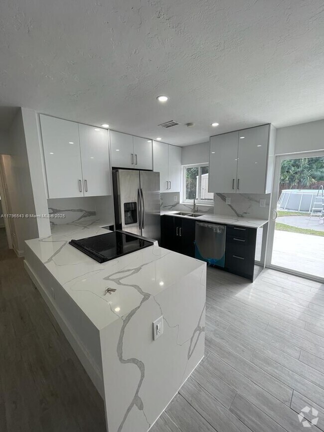 Building Photo - 912 NE 5th St Rental