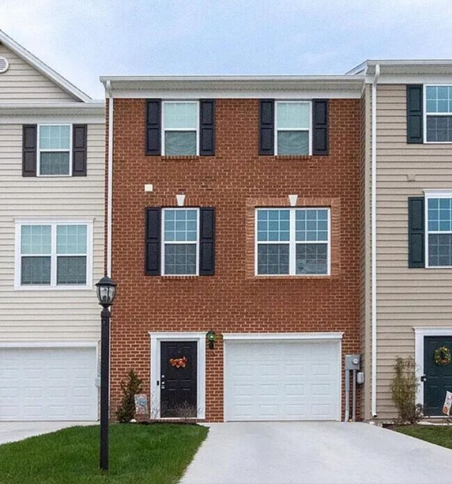 Photo - Coming Soon- Modern 3 Bedroom, 2.5 Bath To... Casa