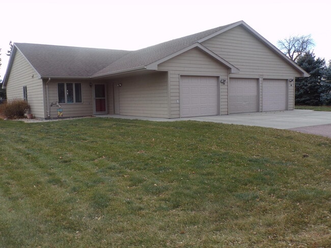 FRONT ENTRY EAST SIDE - 401 E Drake St Unit 401