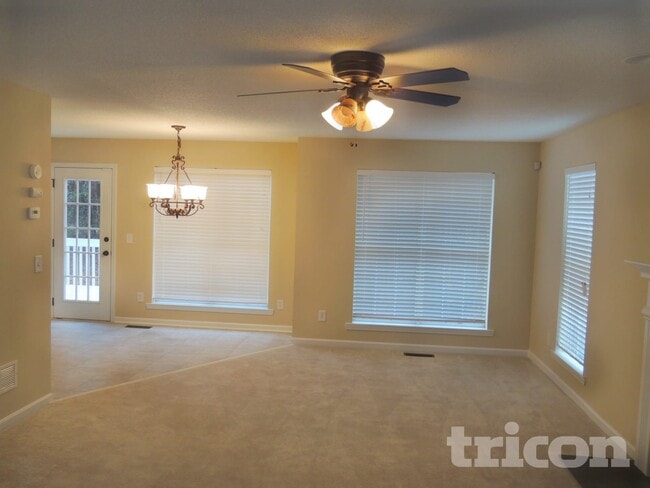 Photo - 214 Amber Trce