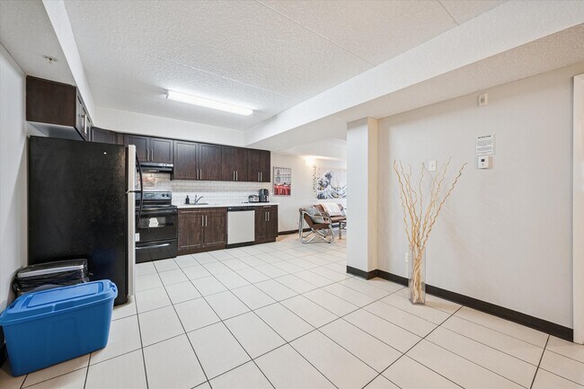 Photo - 110 University Ave W