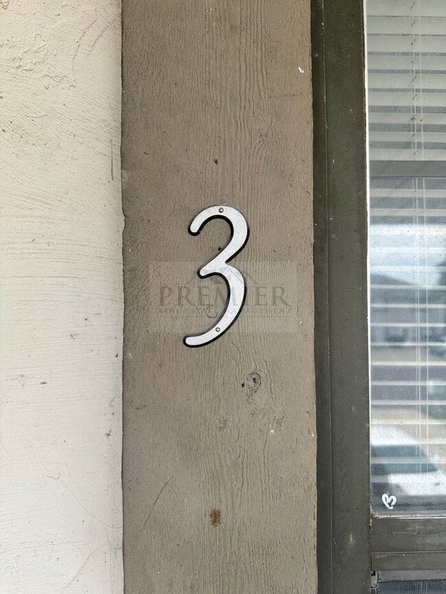 Photo - 305 N 3rd St